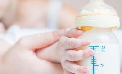 19天婴儿吃100ml正常吗 100ml奶粉婴儿吃几分钟合理