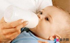 合适的喂奶方式可防止宝宝吐奶