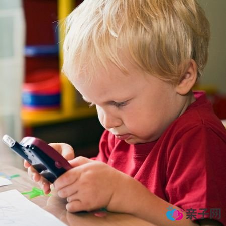 幼儿沉迷手机游戏，阻滞大脑神经系统发展