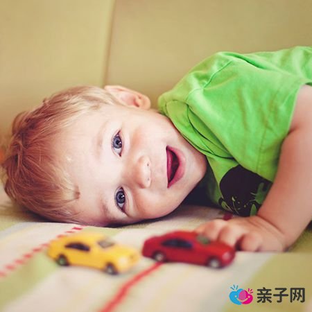 男孩沉迷于车的世界利于培养专注力